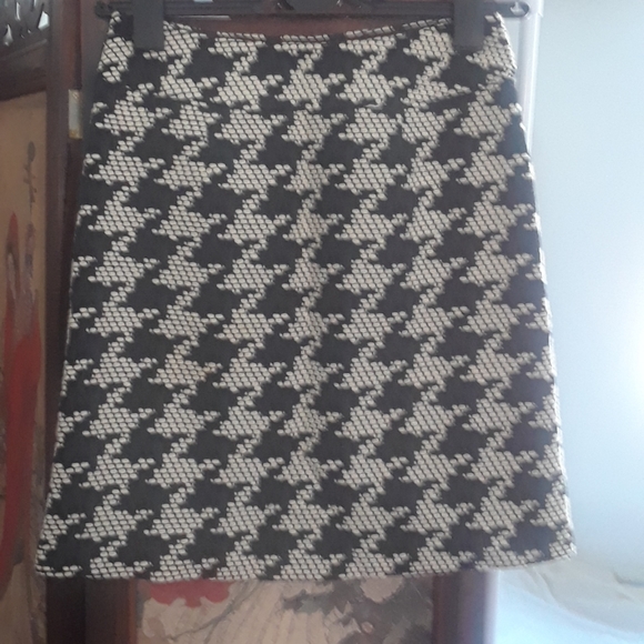 Talbots classic wool skirt in Houndstooth pattern. - Picture 3 of 3